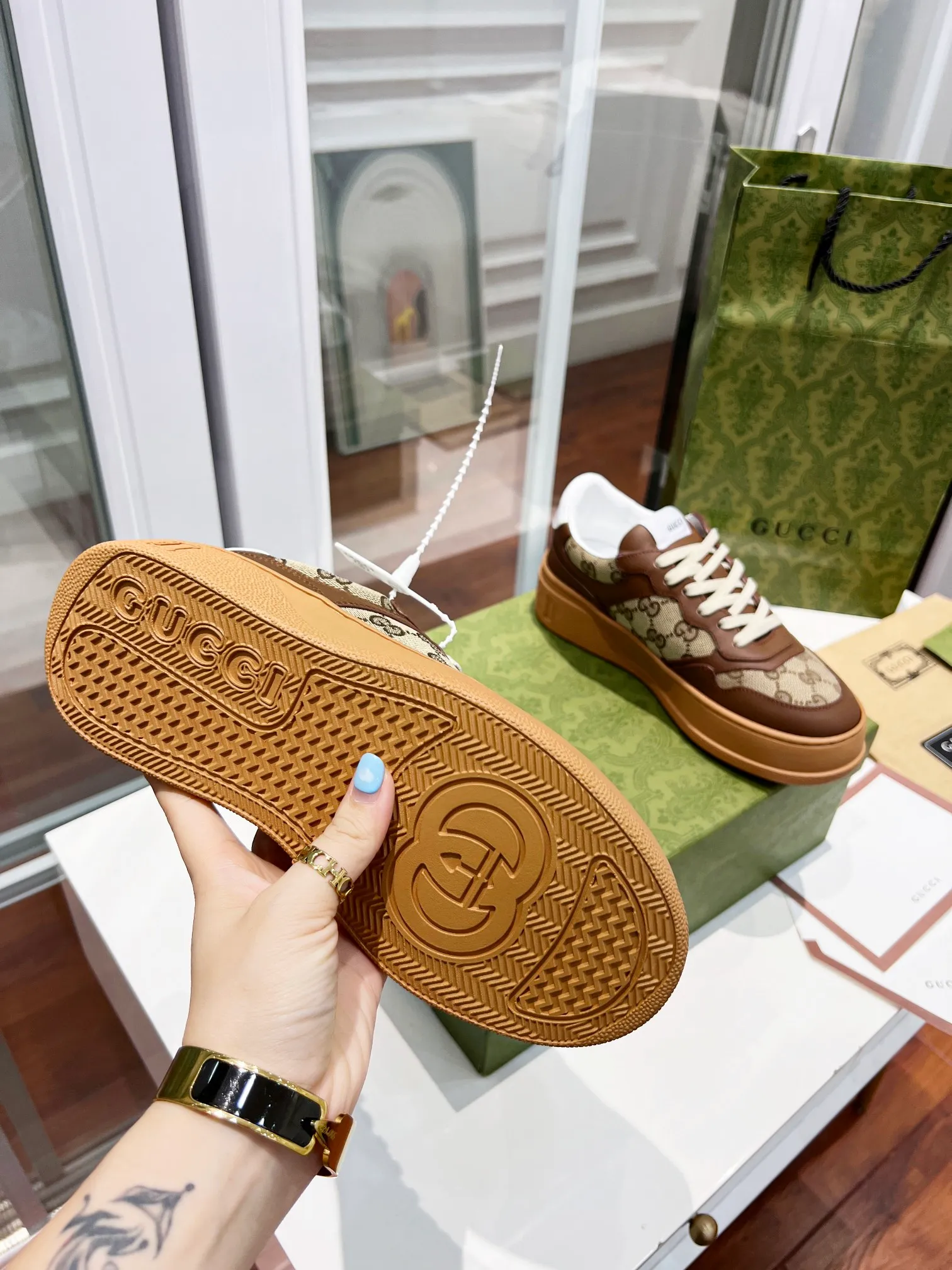 👟👟Ex-factory price 480👟👟 Women's Shoe Factory New Chunky B series lightweight soft thick sole sports series! G family's white shoes for couples, GUUC* counter-synchronized shoes, ancient and exotic catwalk models! The style design is light, luxurious and retro...thick sole increases height...similar to an upgraded version of classic white shoes! Original customized cowhide fabric (classic old floral fabric, perforation, embossing process), cowhide lining, original foam lightweight outsole, GG Logo on the heel, 4cm thick sole, classic Gucci webbing... Women's 35-40/Men's 39-44 (full size) Women's 41, Men's 45 are custom-made and non-returnable